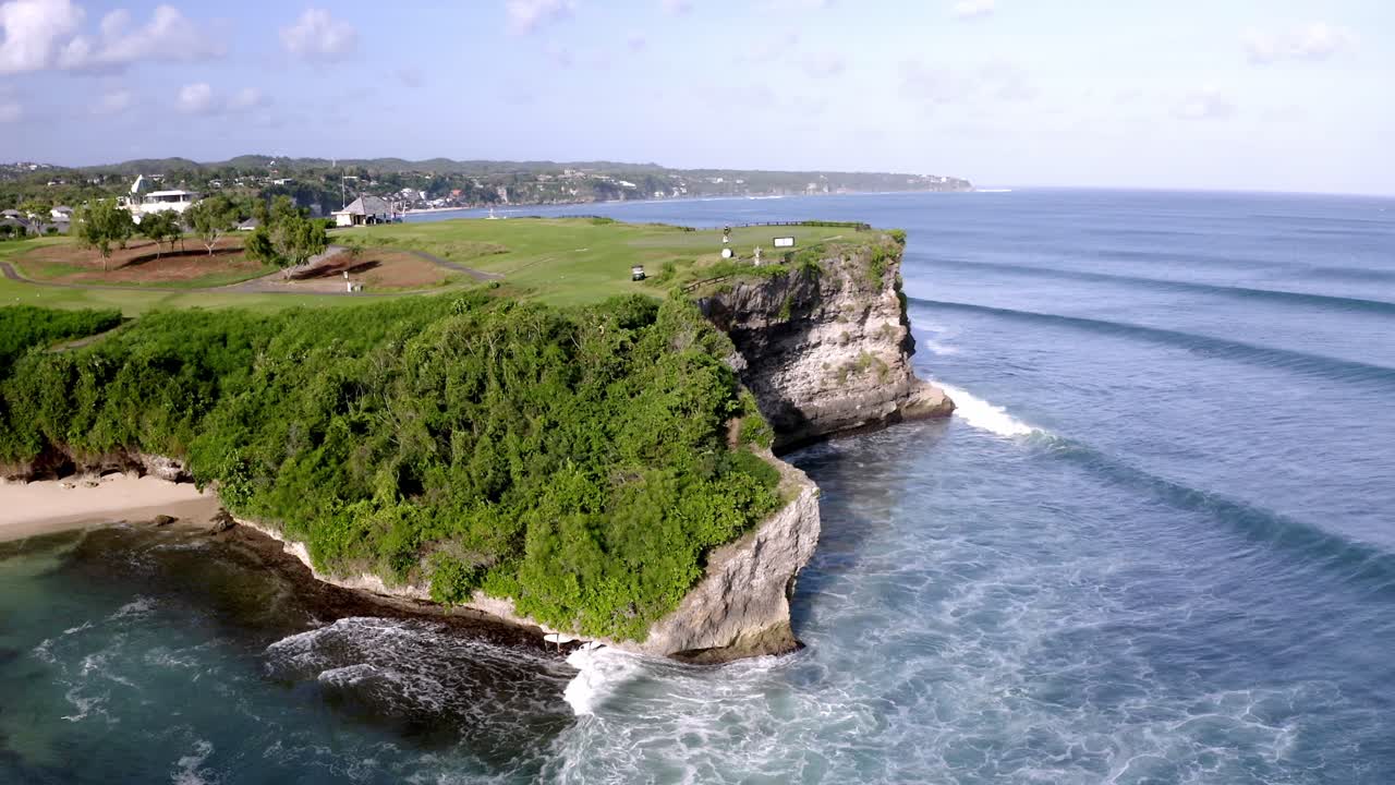 인도네시아 발리의 꿈나라 해변에 있는 새로운 쿠타 골프 코스는 파도가 바위 해안을 치는 파도와 함께 공중 받침대 상승 샷