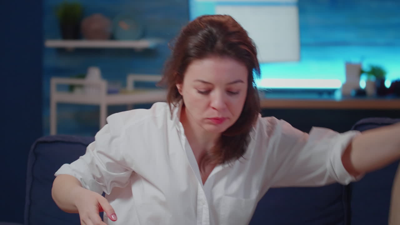 Primo piano di una donna che tira fuori un pasto fast food da una borsa