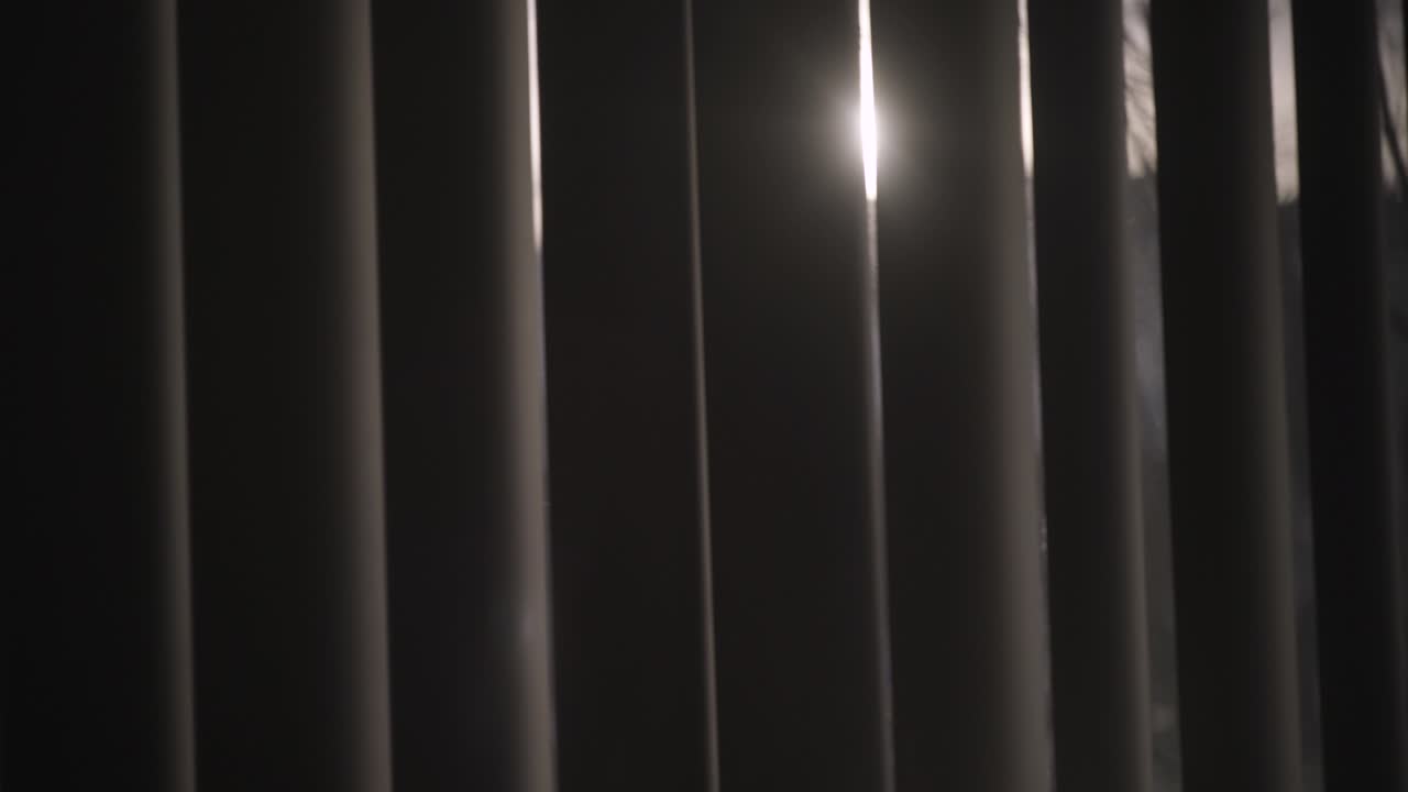 아파트 창문 에서 자막을 통해 해가 지는 것