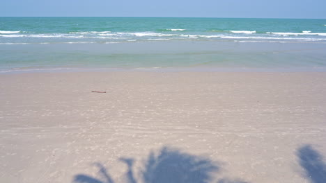 Playa-De-Arena-Blanca-Salvaje-Sin-Gente,-Pequeñas-Mareas-Marinas-Con-Espuma-Se-Mueven-Lentamente-Hacia-La-Línea-De-Playa