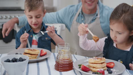 Familie-Frühstückt-Zusammen-Und-Isst-Pfannkuchen.-Mutter-Und-Vater-Bereiten-Am-Wochenendmorgen-Hausgemachte-Mahlzeiten-Für-Kinder-Zu.-4k