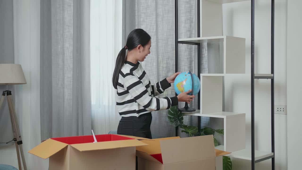 joven excitada desempaquetando cajas de mudanzas