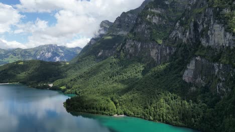 panorama aéreo del majestuoso paisaje rocoso de los alpes suizos cerca del lago klontalersee