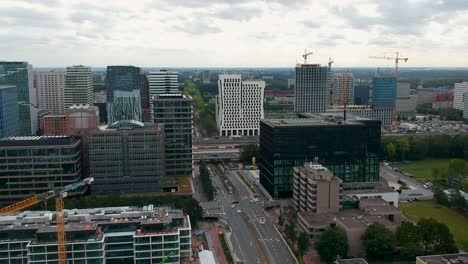 Edificios-De-Oficinas-De-Gran-Altura-En-Zuidas,-Distrito-Financiero-De-Amsterdam,-Países-Bajos