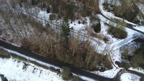 Nevado-Rural-Peligroso-Remoto-Bosque-Camino-Aéreo-Cubierto-De-Nieve-Bosque-Ojo-De-Pájaro-Muñequita-Derecha