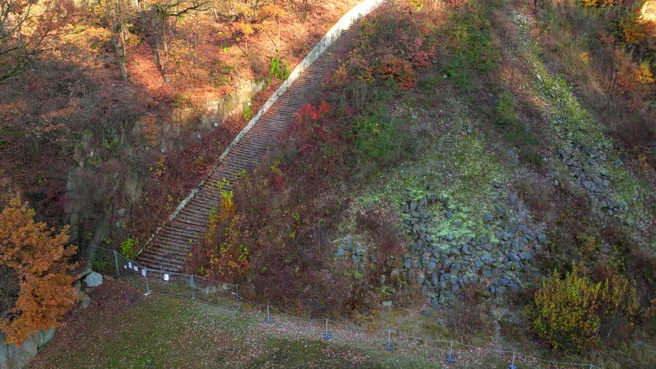 오스트리아의 마우타우젠 기념관 (wiener graben) 의 죽음의 계단과 주변의 공중 사진 - 드론 촬영