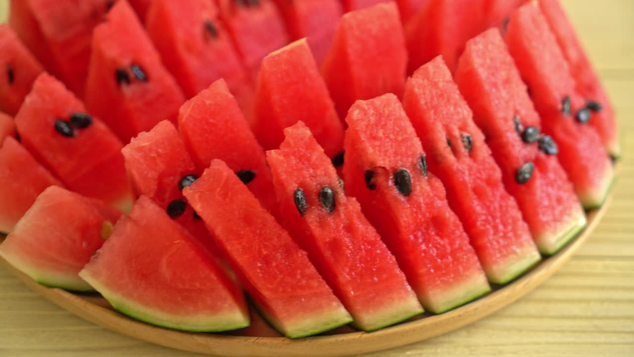 sandía fresca en rodajas en un plato