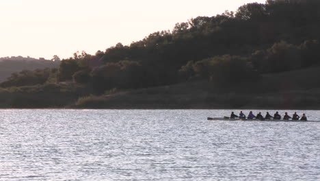 Achter-Ruder-Sweep-Und-Doppelzweier-Auf-Lake-Casitas-In-Oak-View-Kalifornien