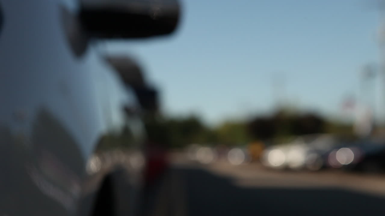 헤드라이트를 드러내기 위해 카메라가 자동차 앞을 따라 움직인다 1