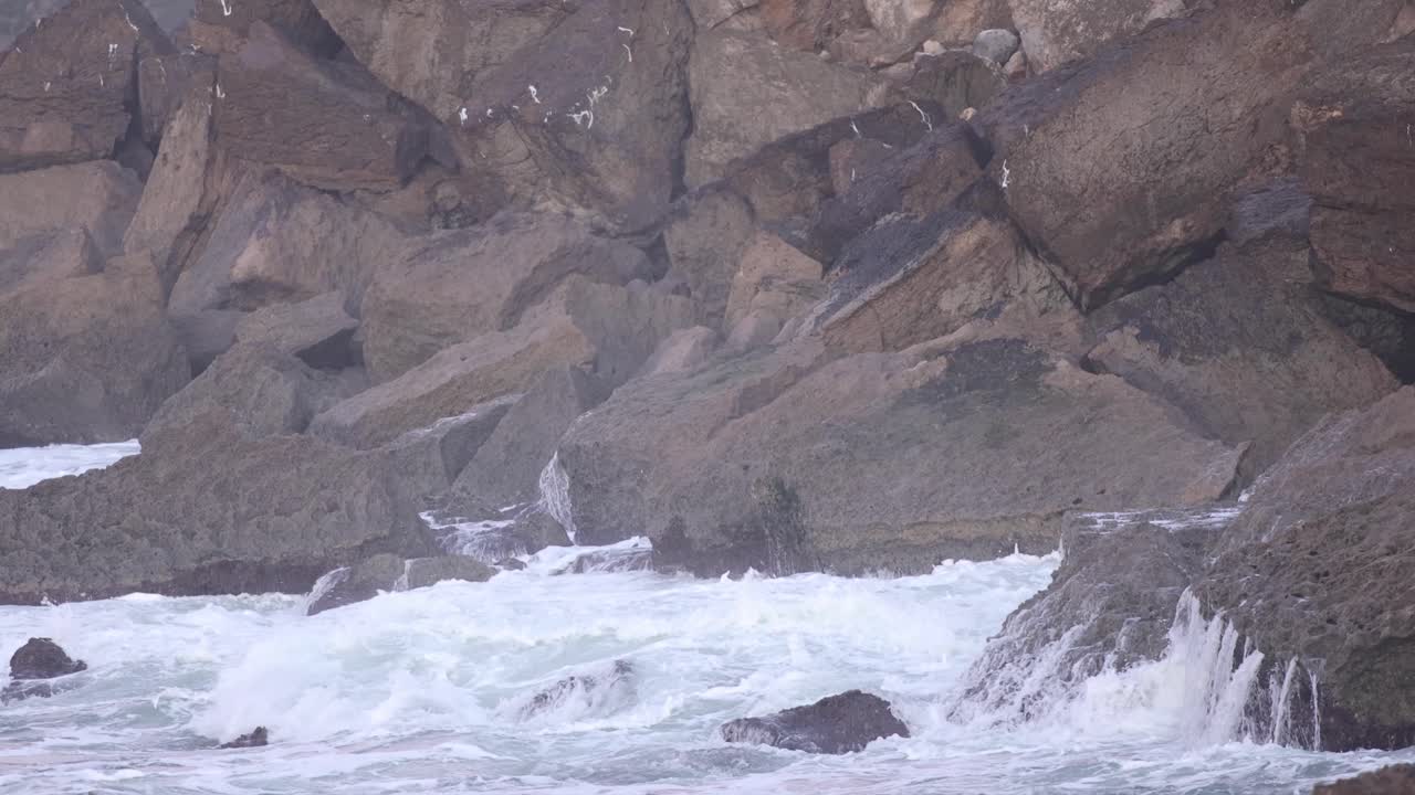 카스카이스 절벽과 대서양, 리스본, 포르투갈의 근접 촬영