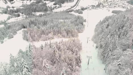 kranjska gora 슬로베니아의 covid-19로 인해 신선한 하얀 눈으로 덮인 여전히 서있는 체어리프트가 있는 폐쇄된 스키 리조트