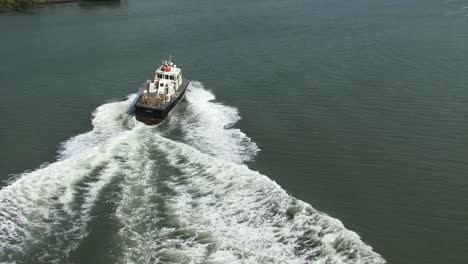 embarcación piloto de velocidad rumbo a las esclusas de miraflores, canal de panamá