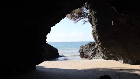 Golondrinas-Volando-Dentro-Y-Fuera-De-Una-Cueva-Costera-En-El-Sur-De-Australia