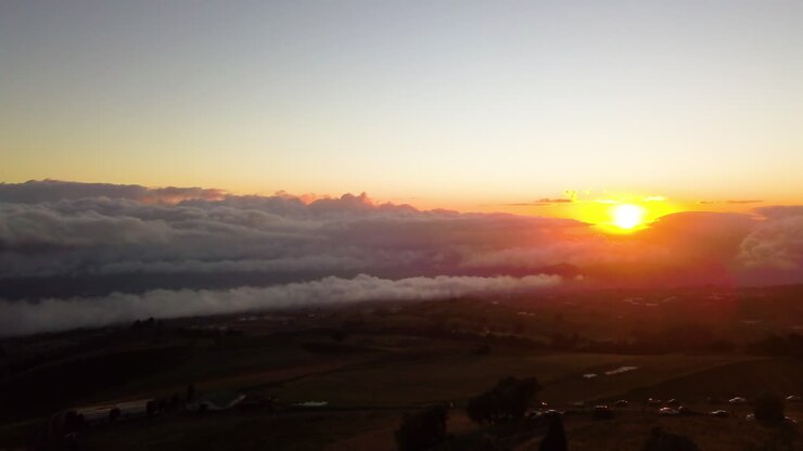 Increíbles formaciones de nubes durante la puesta de sol en una ladera tropical
