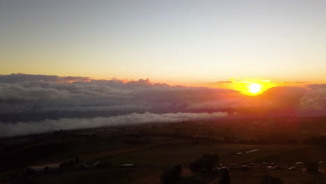 increíbles formaciones de nubes durante la puesta de sol en una ladera tropical