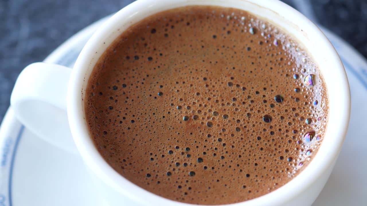 café turco en una pequeña taza blanca
