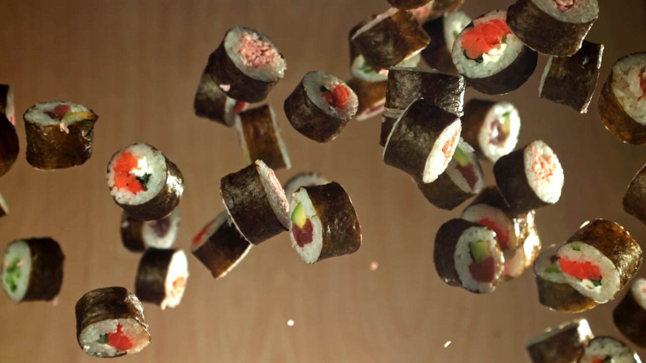 Assorterede sushiruller falder i slowmotion