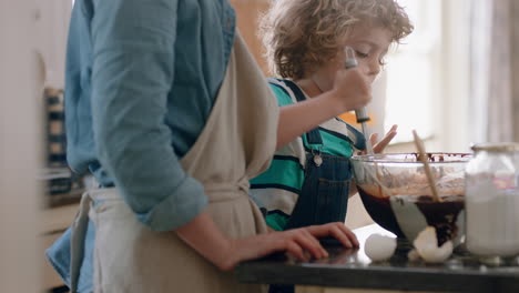 Un-Niño-Ayudando-A-Su-Madre-A-Hornear-En-La-Cocina-Mezclando-Ingredientes-Horneando-Pastelitos-De-Chocolate-Preparando-La-Receta-En-Casa