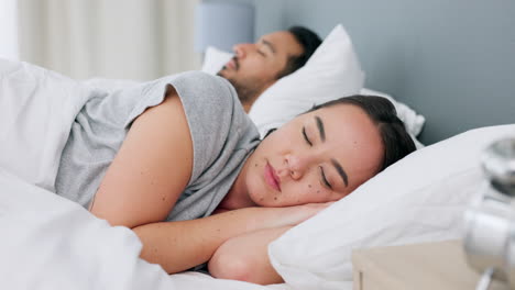 Pareja-Cómoda,-Durmiendo-En-El-Dormitorio