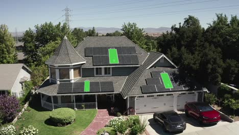 Modernes-Zuhause,-Das-An-Einem-Sonnigen-Tag-Sonnenlichtenergie-In-Batterien-Auflädt---Visualisierung