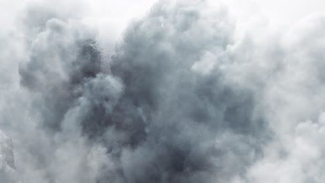 Sicht-Dunkle-Und-Weiße-Wolken-Bewegen-Sich-Am-Himmel