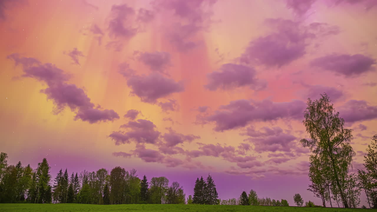 hermoso lapso de tiempo de danza colorida luz del norte mientras las nubes se mueven sobre