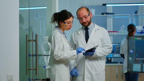 la enfermera química explica al médico el desarrollo de la vacuna