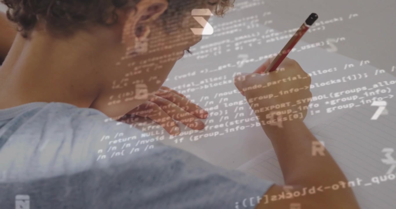 Giovane ragazzo che scrive su un quaderno con sovrapposizione di codice digitale
