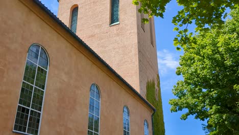 4k-60fps-Verrückt-Schöne-Aussicht-Auf-Eine-Moderne-Schwedische-Kirche-Aus-Den-1930er-Jahren-In-Südschweden-–-Neigungsaufnahme