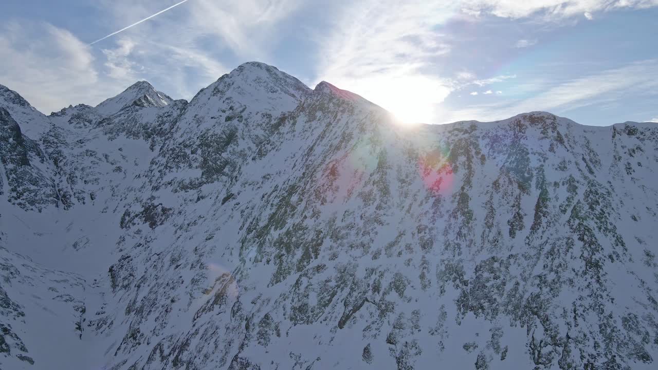 imágenes de drones del sol saliendo sobre la montaña nevada de los pirineos