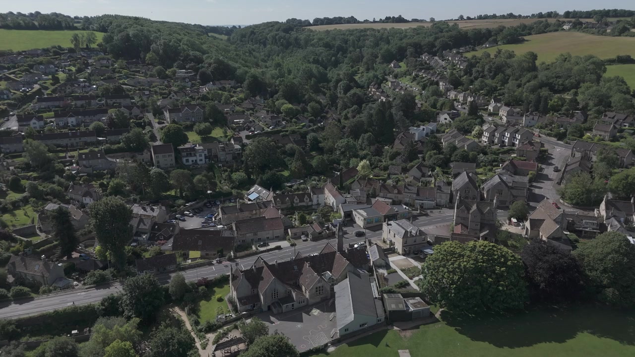 Panoramica aerea di Box, Wiltshire, il campo ricreativo di Box lungo la strada A4 in una giornata di sole