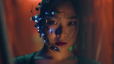 Retrato de una mujer cyberpunk