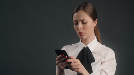 mujer enviando mensajes de texto en el teléfono inteligente