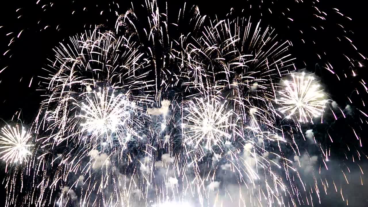 Spettacolo di fuochi d'artificio con numerosi scoppi colorati in loop.