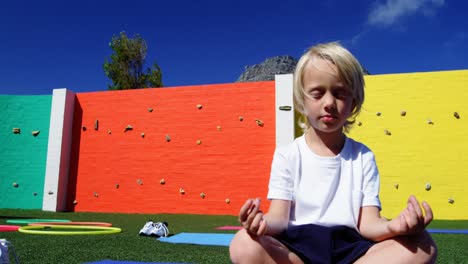 Schüler-Machen-Yoga-Auf-Dem-Campus