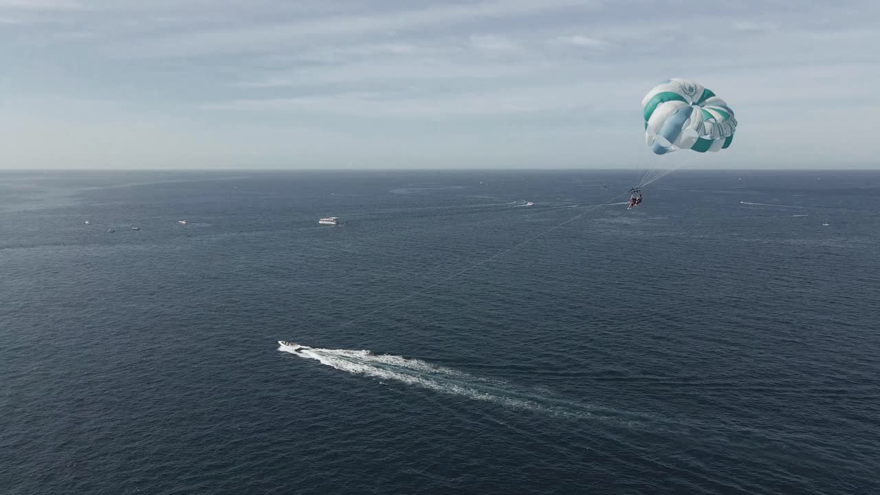 viviendo la vida al máximo parasailing en cabo san lucas mexico, baja california sur, antena