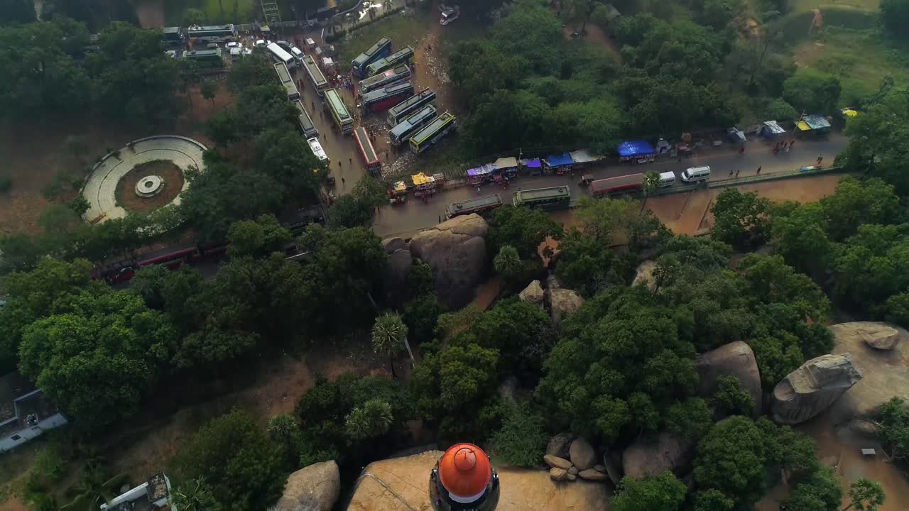 faro de mamallapuram sentado entre famosos templos tallados en roca pertenecientes a la era pallava filmada en phantom 4 pro 4 k drone