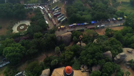 Mamallapuram-Leuchtturm-Sitzt-Zwischen-Berühmten-Felsen-Gehauenen-Tempeln-Der-Pallava-ära,-Aufgenommen-Mit-Phantom-4-Pro-4-K-Drohne