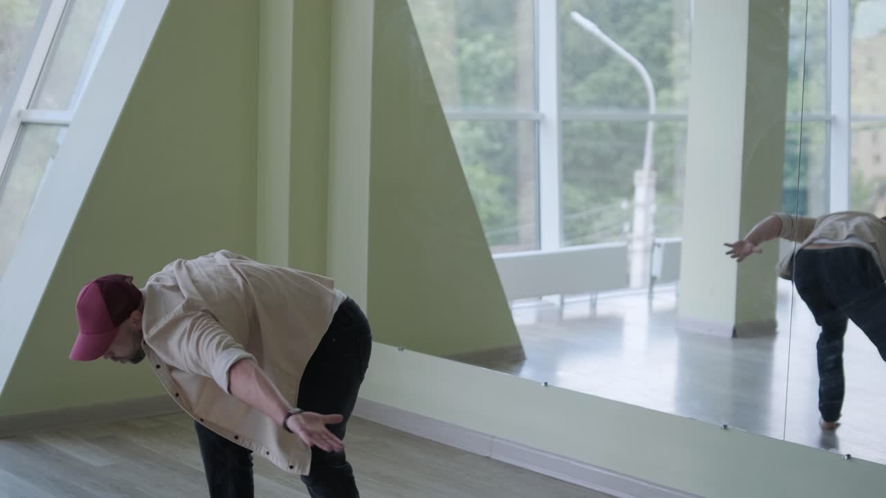 현대적인 스튜디오에서 브레이크 댄스를 하는 남자