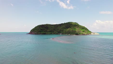 4K-Luftdrohnenaufnahmen-Von-Mae-Haad-Und-Koh-Ma-Auf-Der-Insel-Koh-Phangan-In-Thailand-Treiben-Touristen-Voran,-Die-Entlang-Der-Sandbank-Zur-Insel-Gehen