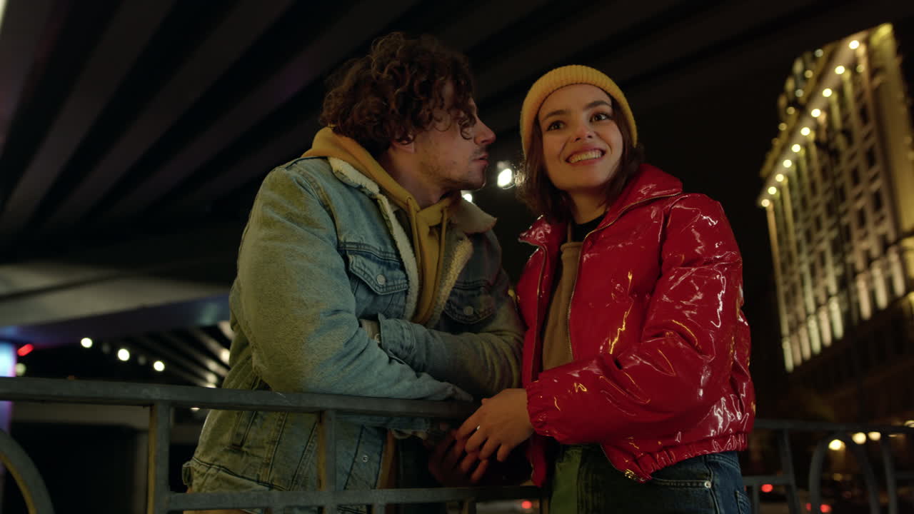 pareja romántica hablando y bajo el puente. mujer coqueteando con un hombre en la calle.