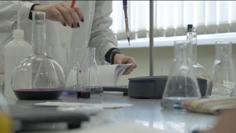 estudiante realizando un experimento de química en un laboratorio