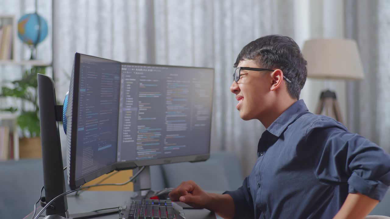 programador cansado experimentando dolor de espalda