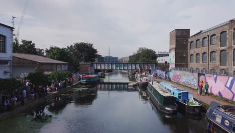 The-regent's-canal-in-Hackney-Wick-in-London,-with-boats-and-people-enjoying-themselves