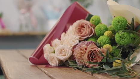 un hermoso ramo de flores