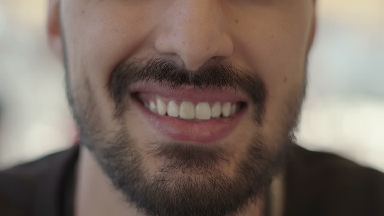 vista en primer plano de un hombre barbudo sonriendo