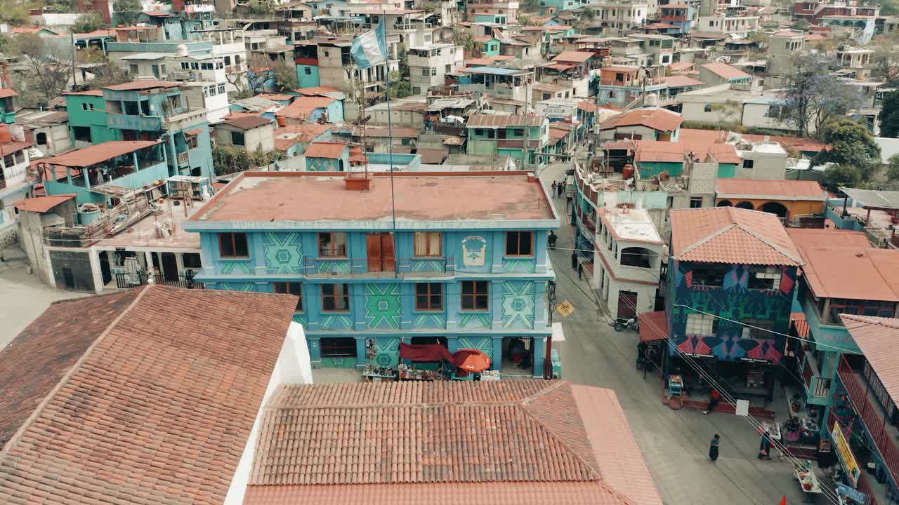 estructuras coloridas en el pueblo de santa catarina palopo, lago atitlan, guatemala - drone ascendiendo