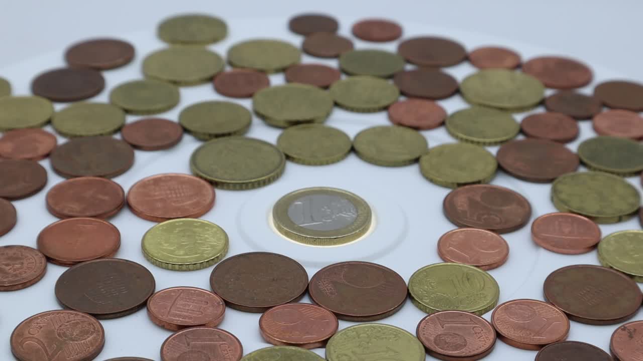 monedas de euro en pantalla giratoria aislado sobre fondo blanco.