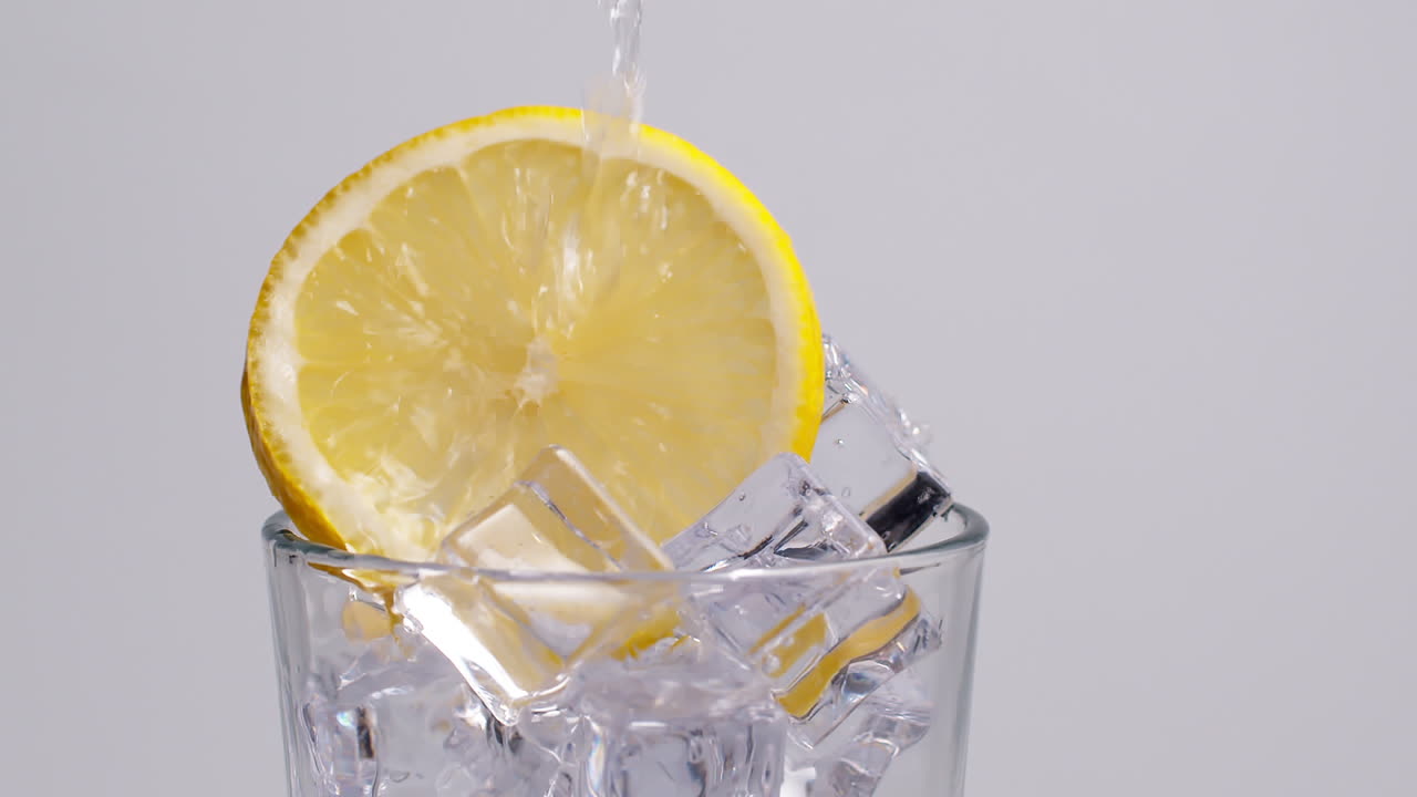 Acqua frizzante fredda e fresca che si versa in un bicchiere