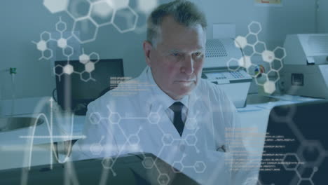 animación de procesamiento de datos médicos sobre científico caucásico usando una computadora en el laboratorio
